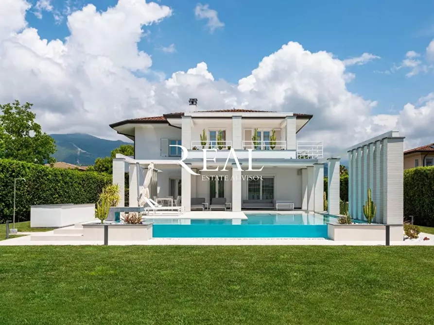 Immagine 1 di Villa in affitto  a Forte Dei Marmi