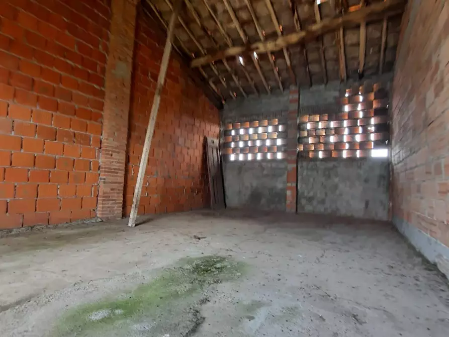 Immagine 2 di Deposito in vendita  a Capannori