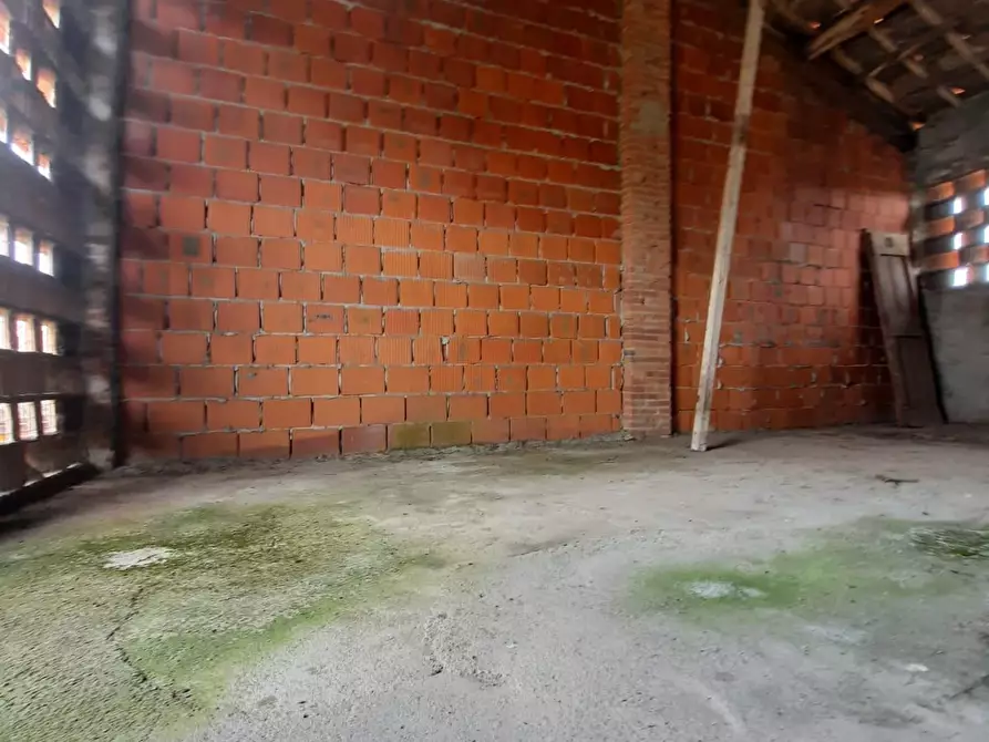 Immagine 5 di Deposito in vendita  a Capannori