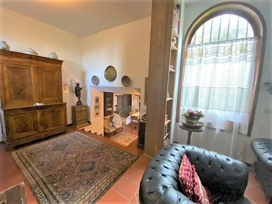 Immagine 9 di Rustico / casale in vendita  a Lucca