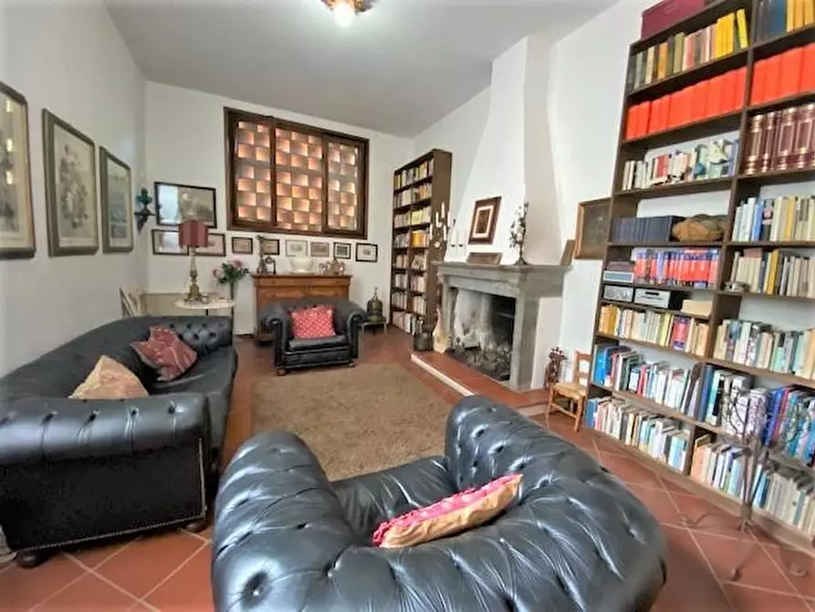 Immagine 8 di Rustico / casale in vendita  a Lucca