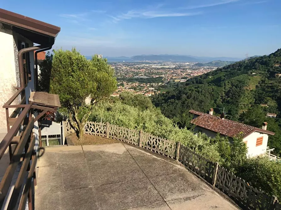 Immagine 1 di Casa semindipendente in vendita  a Montignoso