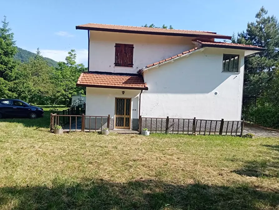 Immagine 1 di Villa in vendita  a Fivizzano