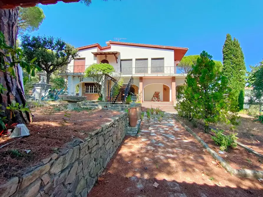 Immagine 2 di Villa in vendita  a Rosignano Marittimo