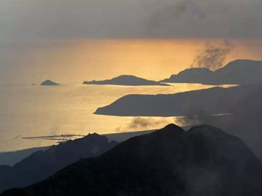 Immagine 1 di Terreno residenziale in vendita  a Montignoso