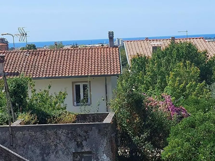 Immagine 10 di Appartamento in vendita  a Massa