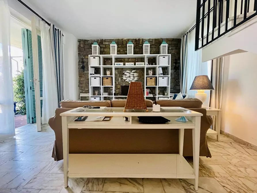 Immagine 5 di Villa in vendita  a Pietrasanta