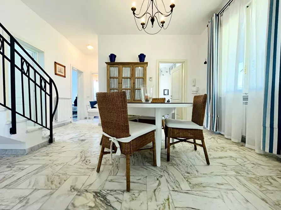 Immagine 9 di Villa in vendita  a Pietrasanta