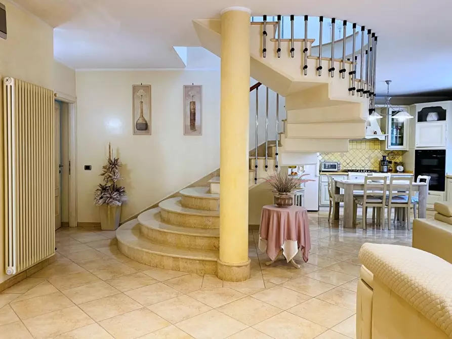 Immagine 2 di Villa in vendita  a Viareggio