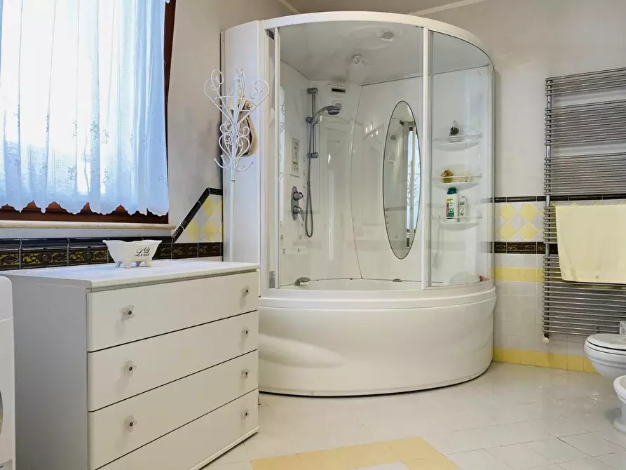 Immagine 40 di Villa in vendita  a Viareggio