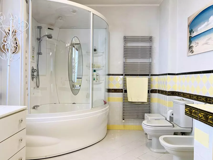 Immagine 41 di Villa in vendita  a Viareggio