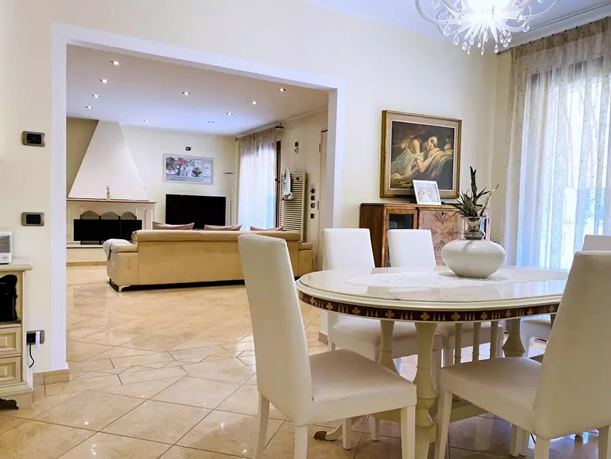 Immagine 32 di Villa in vendita  a Viareggio