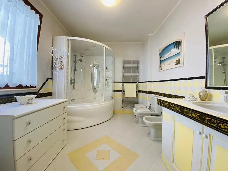 Immagine 42 di Villa in vendita  a Viareggio