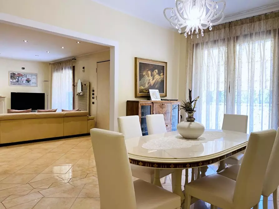 Immagine 21 di Villa in vendita  a Viareggio