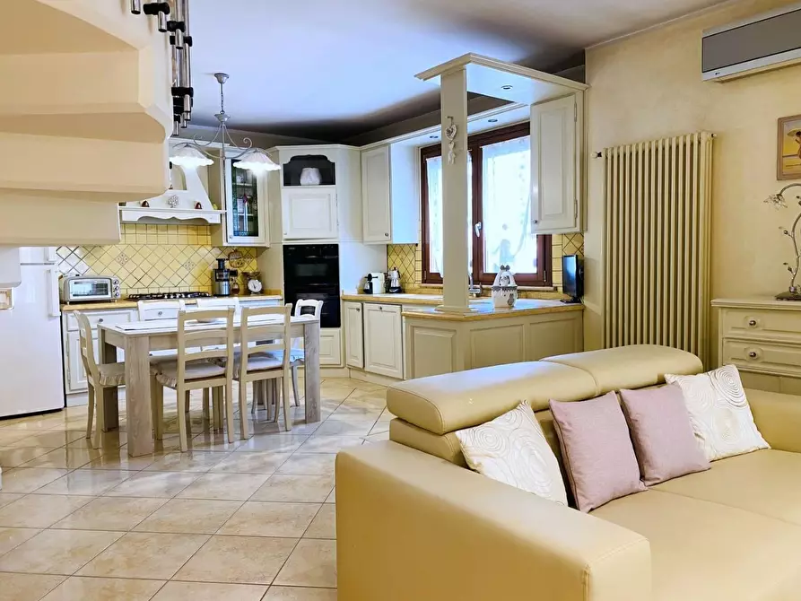 Immagine 5 di Villa in vendita  a Viareggio