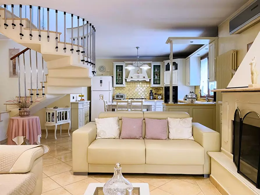 Immagine 8 di Villa in vendita  a Viareggio