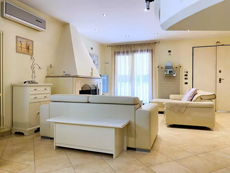 Immagine 15 di Villa in vendita  a Viareggio