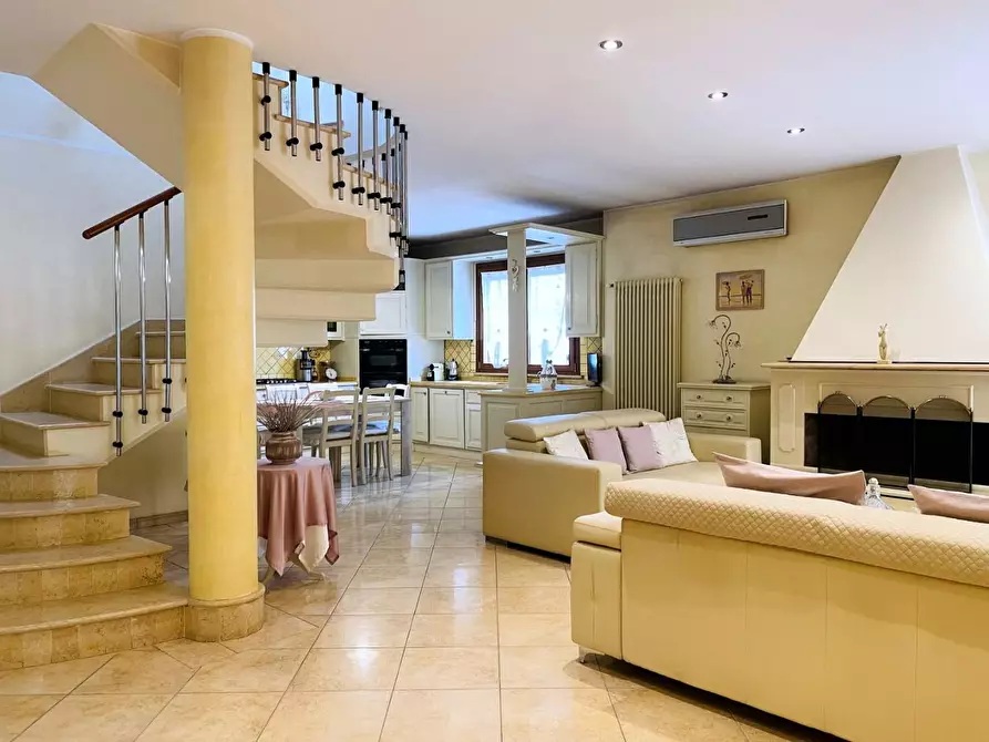 Immagine 3 di Villa in vendita  a Viareggio