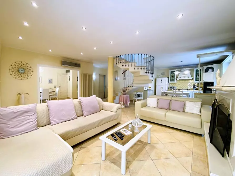 Immagine 7 di Villa in vendita  a Viareggio