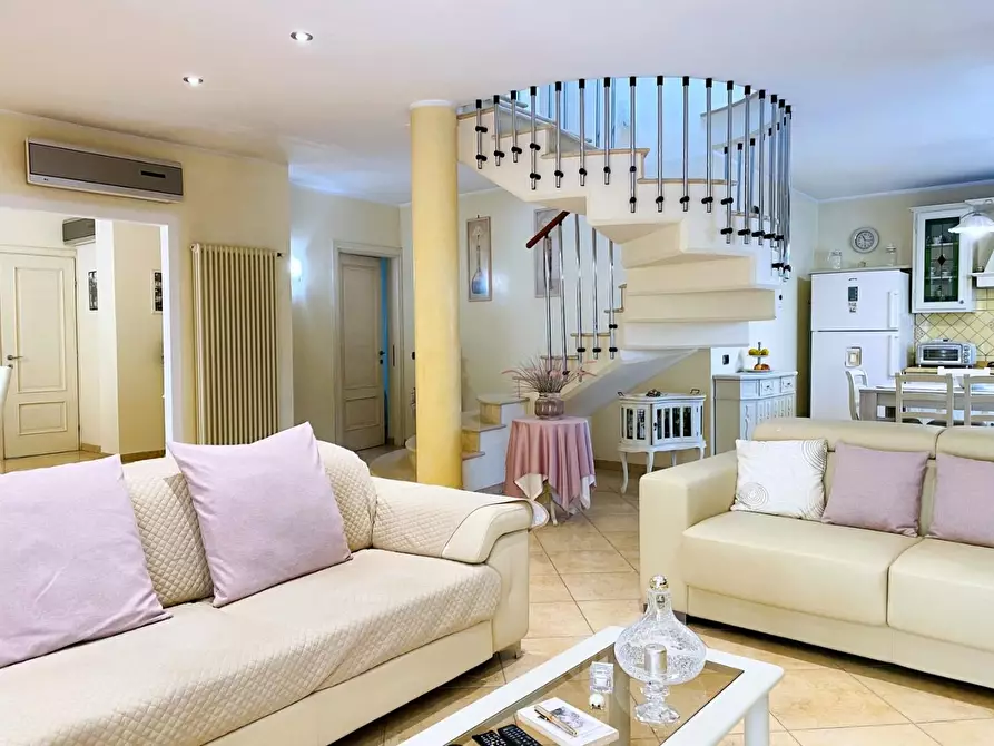 Immagine 6 di Villa in vendita  a Viareggio