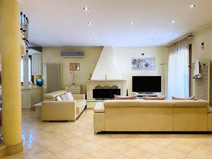 Immagine 33 di Villa in vendita  a Viareggio