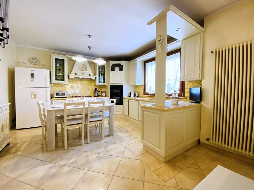 Immagine 10 di Villa in vendita  a Viareggio