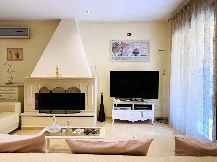 Immagine 4 di Villa in vendita  a Viareggio