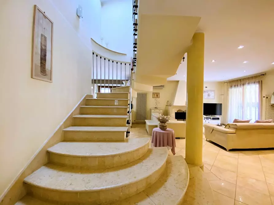 Immagine 46 di Villa in vendita  a Viareggio