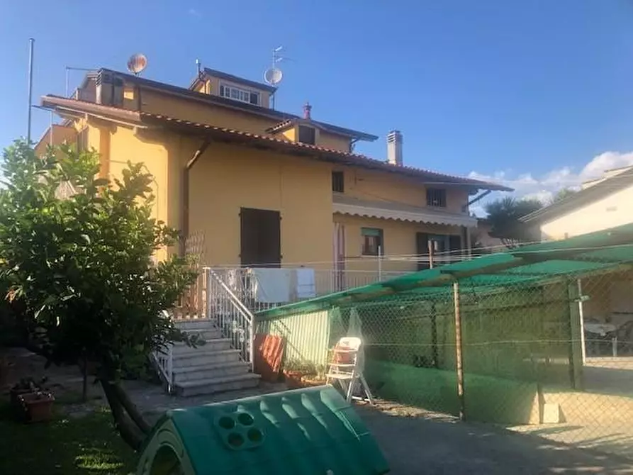 Immagine 1 di Casa bifamiliare in vendita  a Massa