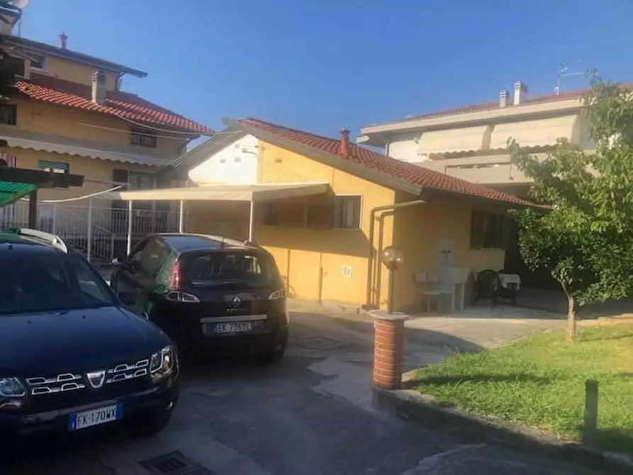Immagine 5 di Casa bifamiliare in vendita  a Massa