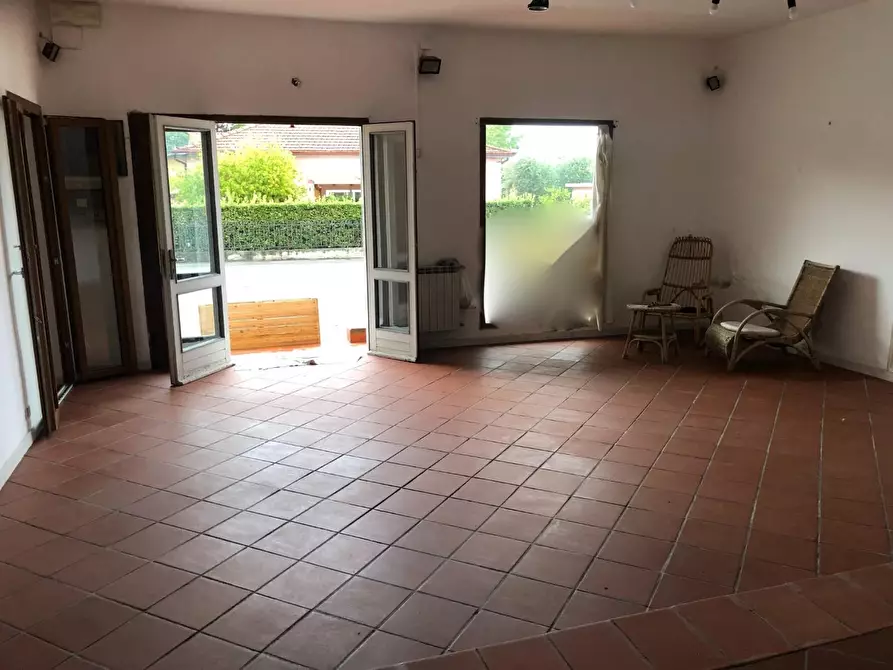 Immagine 3 di Locale commerciale in vendita  a Massa