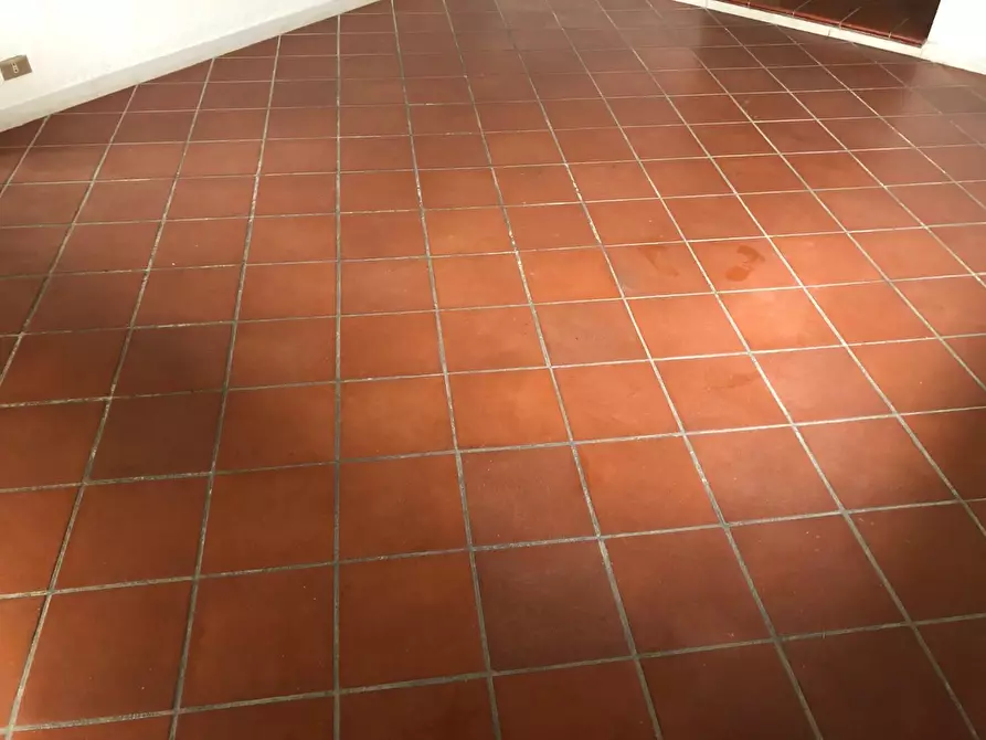 Immagine 7 di Locale commerciale in vendita  a Massa