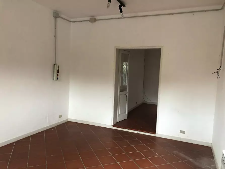 Immagine 6 di Locale commerciale in vendita  a Massa