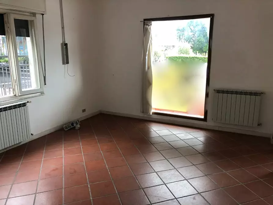 Immagine 4 di Locale commerciale in vendita  a Massa