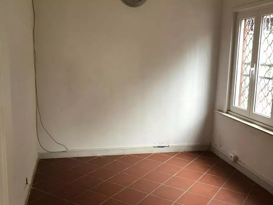 Immagine 5 di Locale commerciale in vendita  a Massa