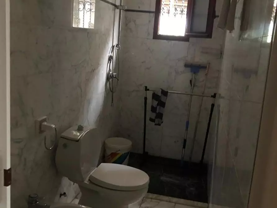 Immagine 8 di Locale commerciale in vendita  a Massa