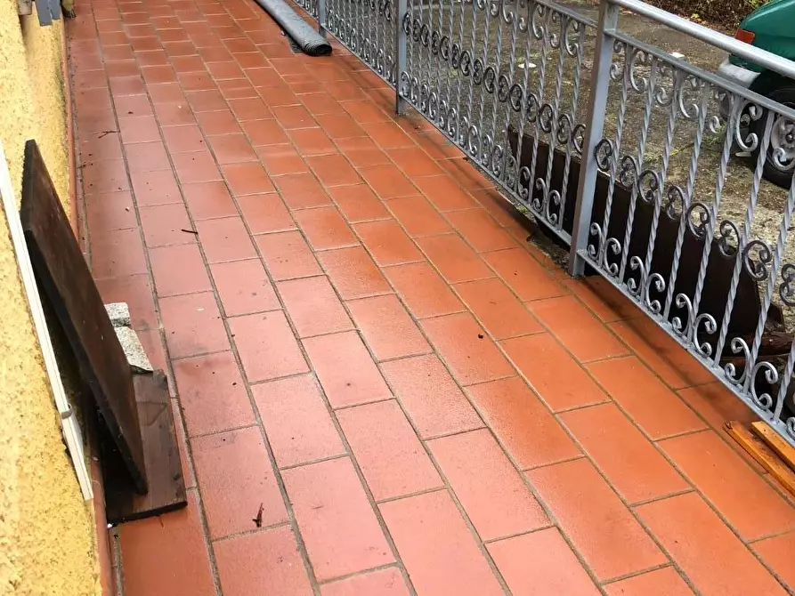 Immagine 11 di Locale commerciale in vendita  a Massa