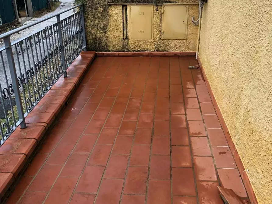 Immagine 10 di Locale commerciale in vendita  a Massa