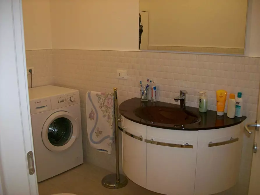 Immagine 17 di Appartamento in vendita  a Viareggio