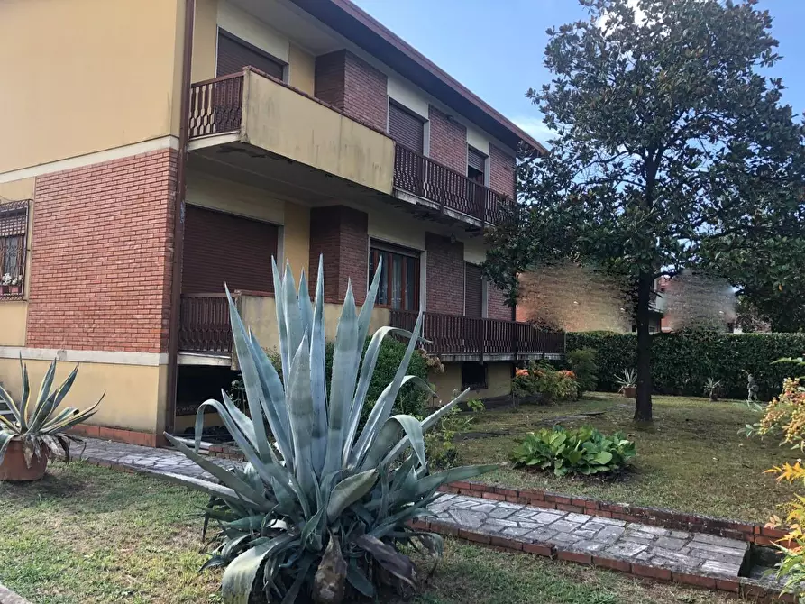 Immagine 2 di Villa in vendita  a Carrara