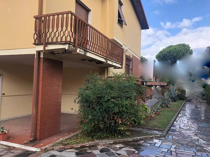 Immagine 4 di Villa in vendita  a Carrara
