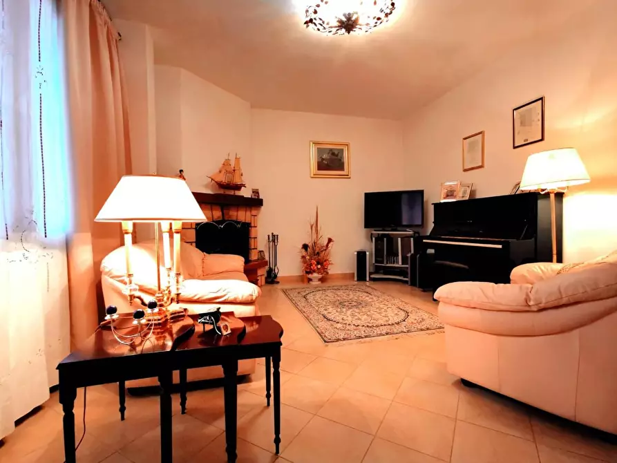 Immagine 3 di Villa in vendita  a Cascina