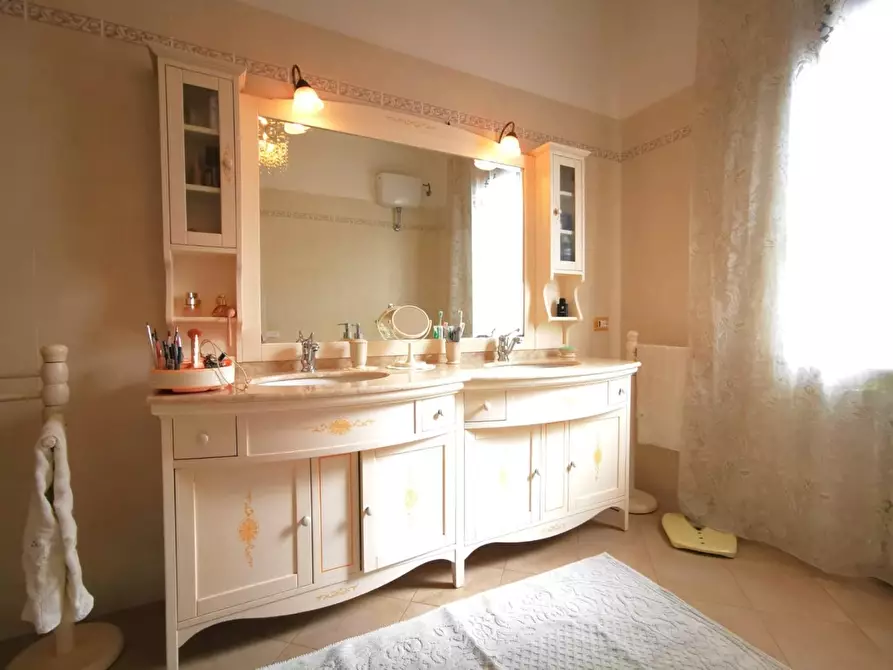 Immagine 49 di Villa in vendita  a Cascina