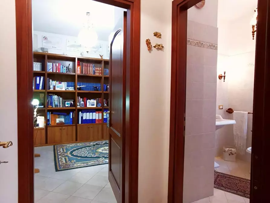 Immagine 9 di Villa in vendita  a Cascina