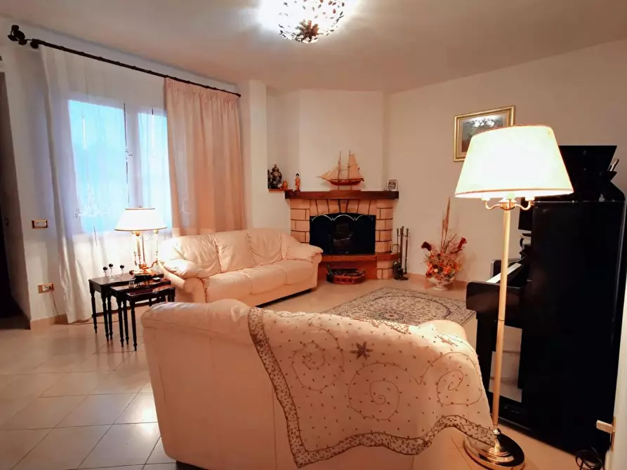 Immagine 2 di Villa in vendita  a Cascina