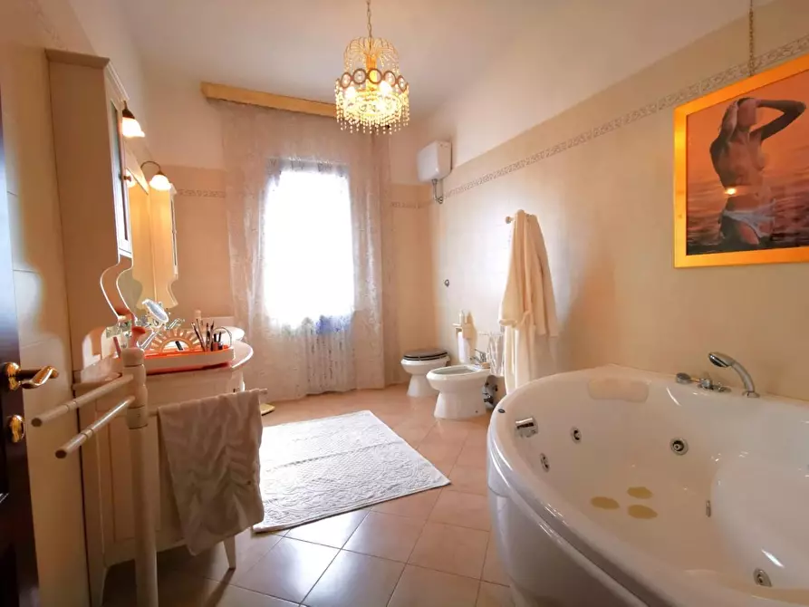 Immagine 48 di Villa in vendita  a Cascina