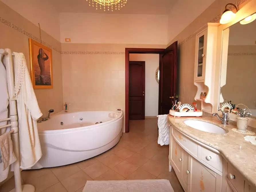 Immagine 50 di Villa in vendita  a Cascina