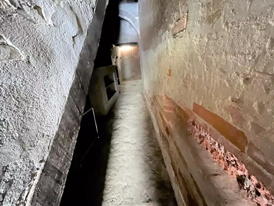 Immagine 2 di Locale commerciale in vendita  a Peccioli