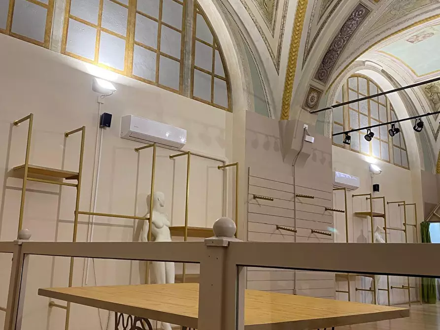 Immagine 13 di Locale commerciale in affitto  a Lucca