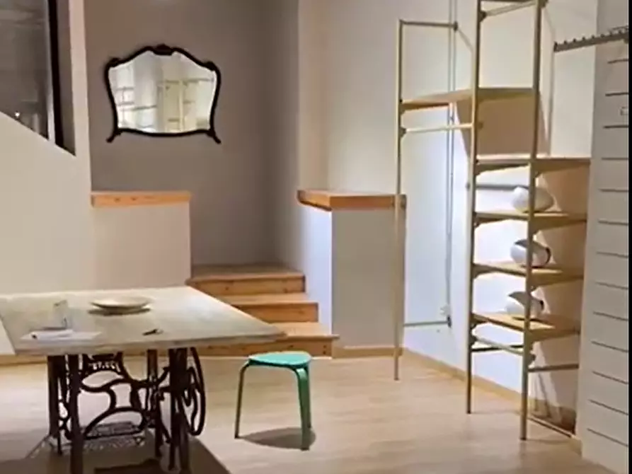 Immagine 8 di Locale commerciale in affitto  a Lucca